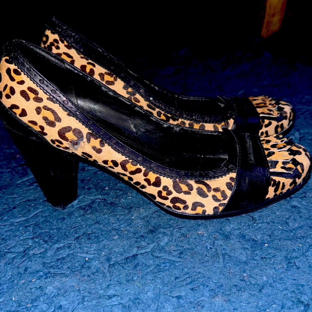 Fashion pumps wears well with dress slacks, denims and dresses. Dress up/down!